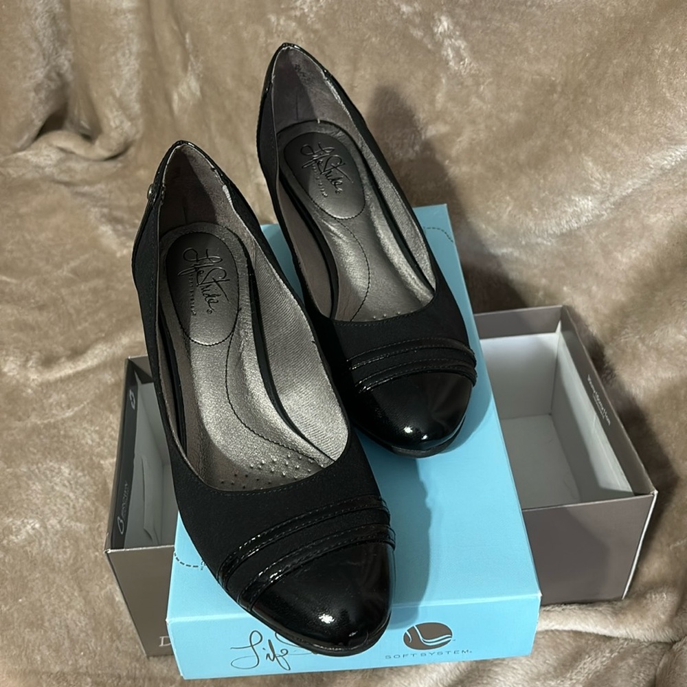 New Lifestride dressy wedge shoes. Comfort and support styling. Size 9